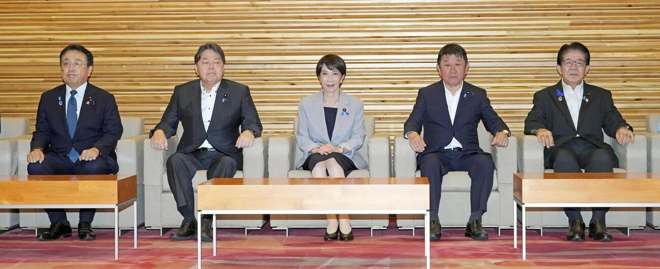閣議に臨む高市首相（中央）ら（共同）
