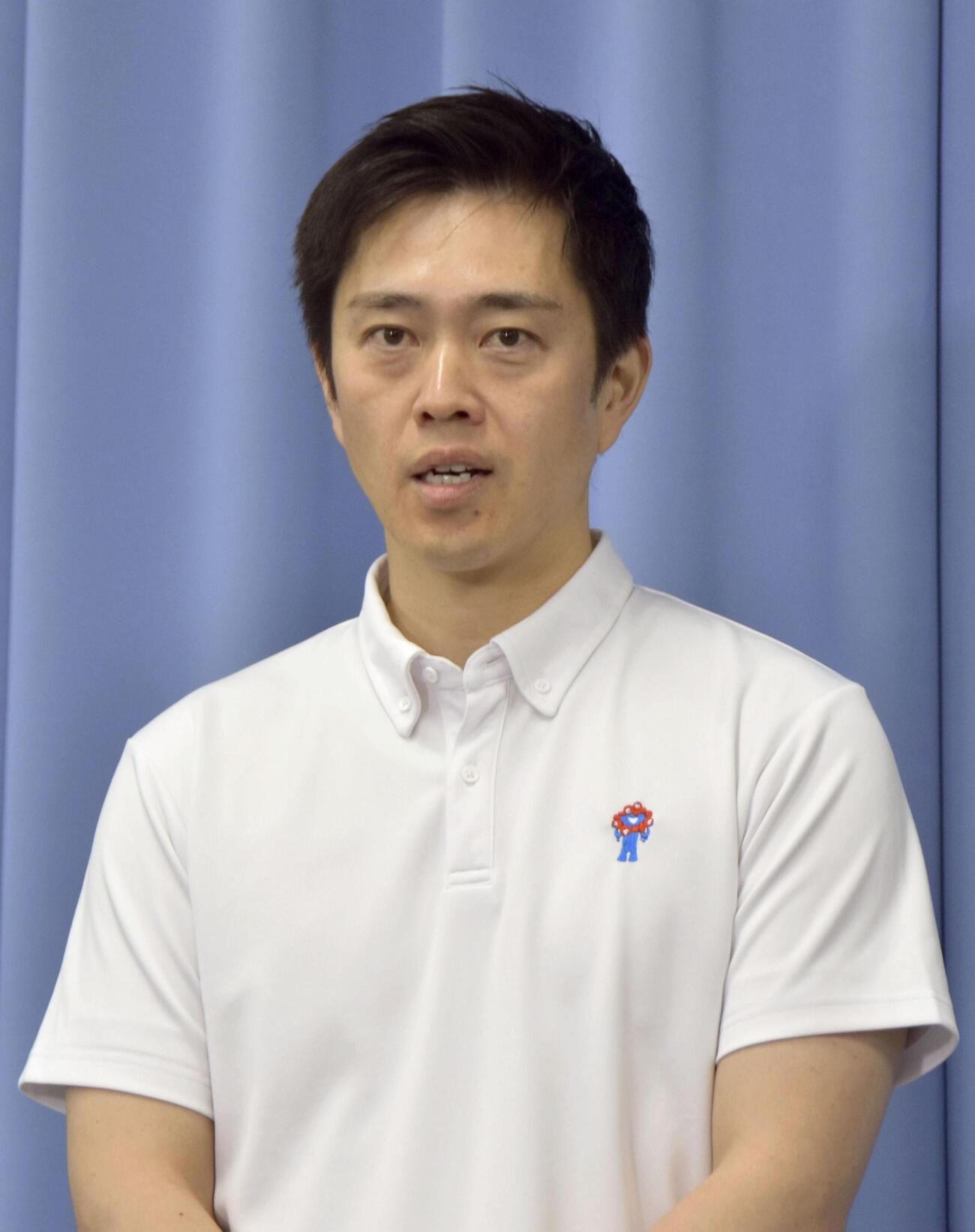 記者団の取材に応じる日本維新の会の吉村代表（共同）