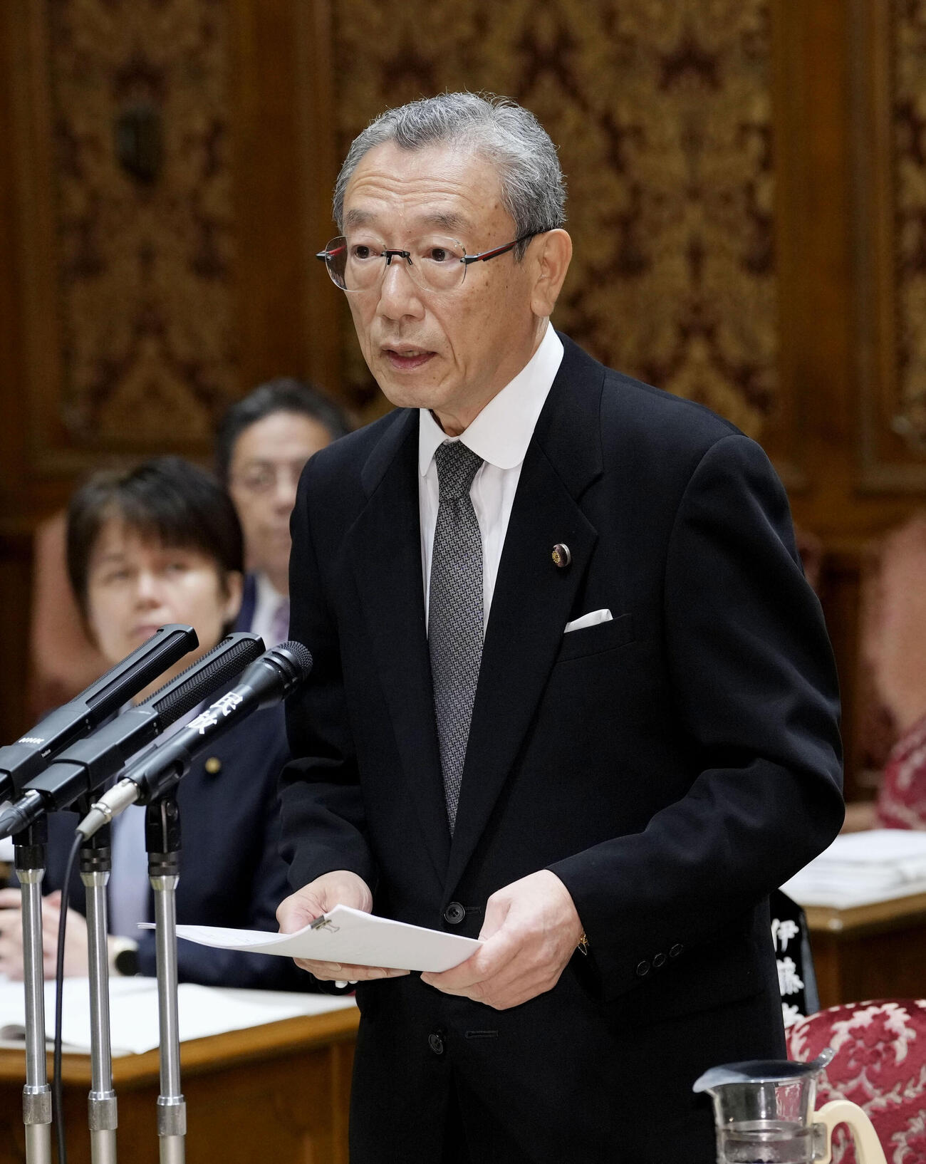 参院特別委で質問する立憲民主党の長浜博行氏（共同）