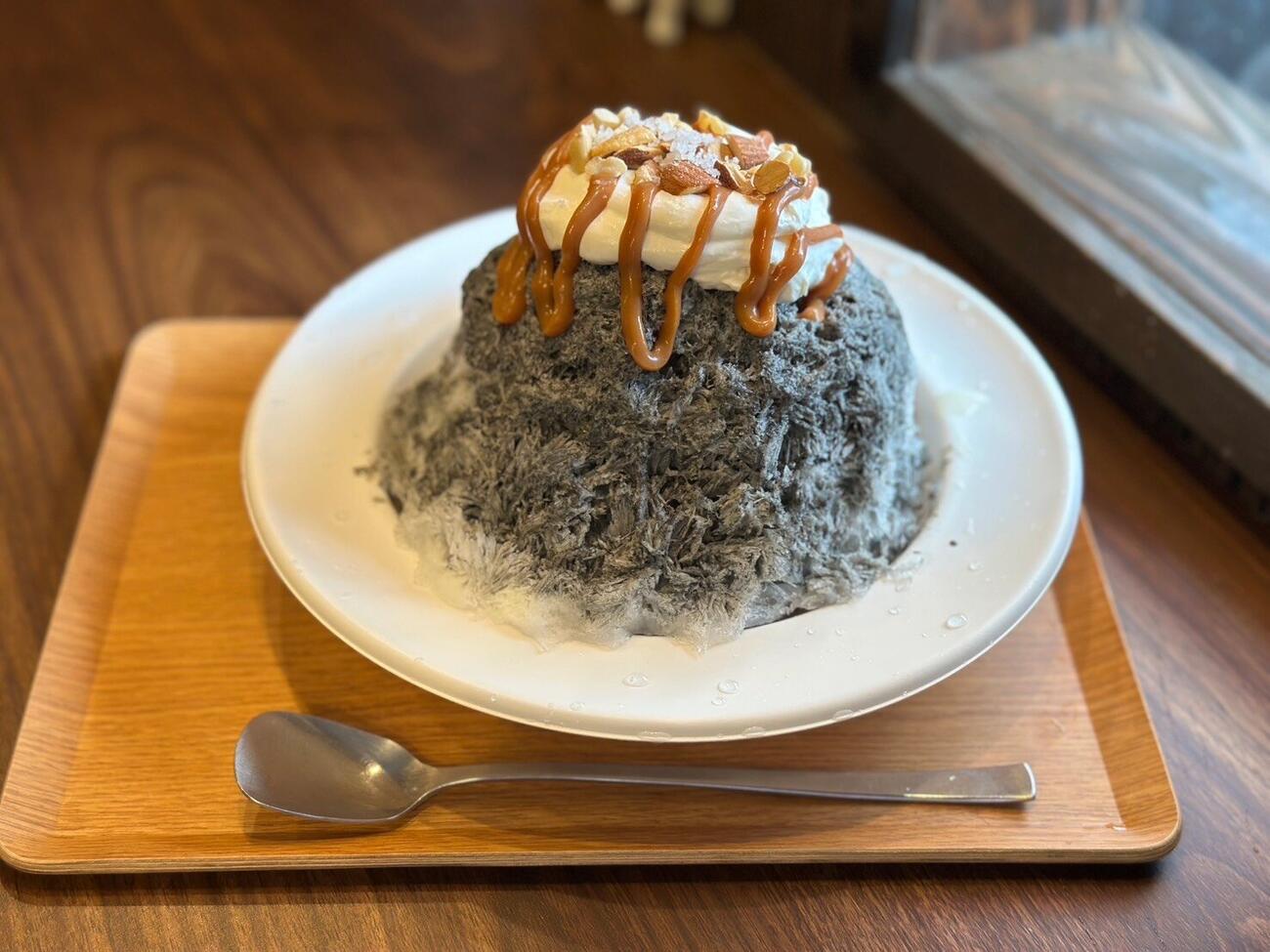 「あずきや安堂」の「黒胡麻生クリームキャラメルナッツとひんぎゃ塩」（松屋銀座提供）
