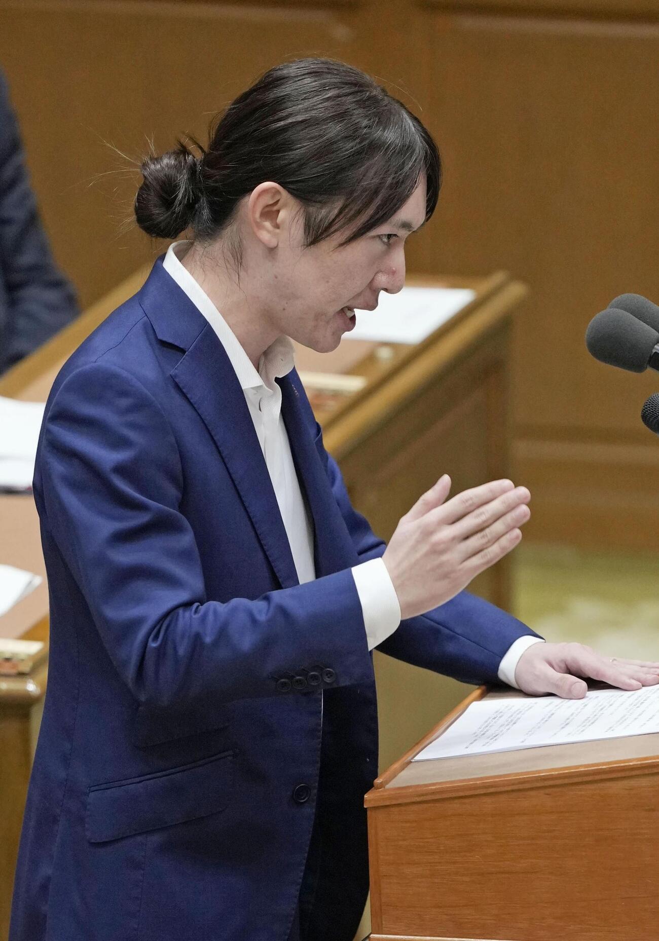 党首討論で高市首相に質問するチームみらいの安野党首（共同）