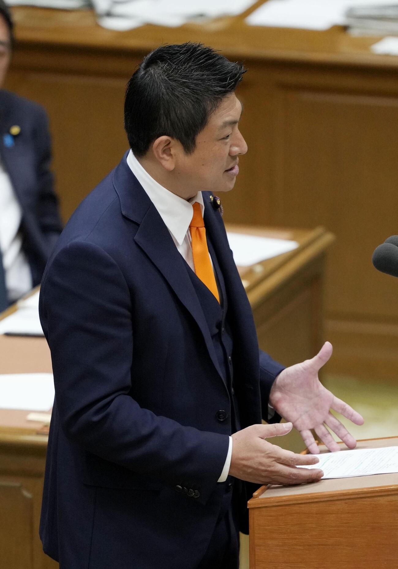 党首討論で高市首相に質問する参政党の神谷代表（共同）