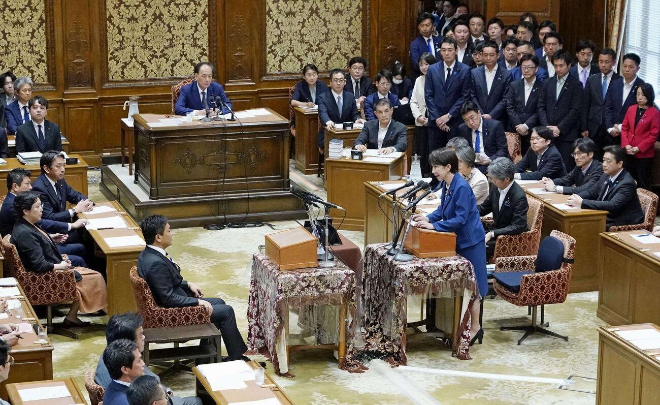 党首討論で国民民主党の玉木代表の質問に答える高市首相（共同）