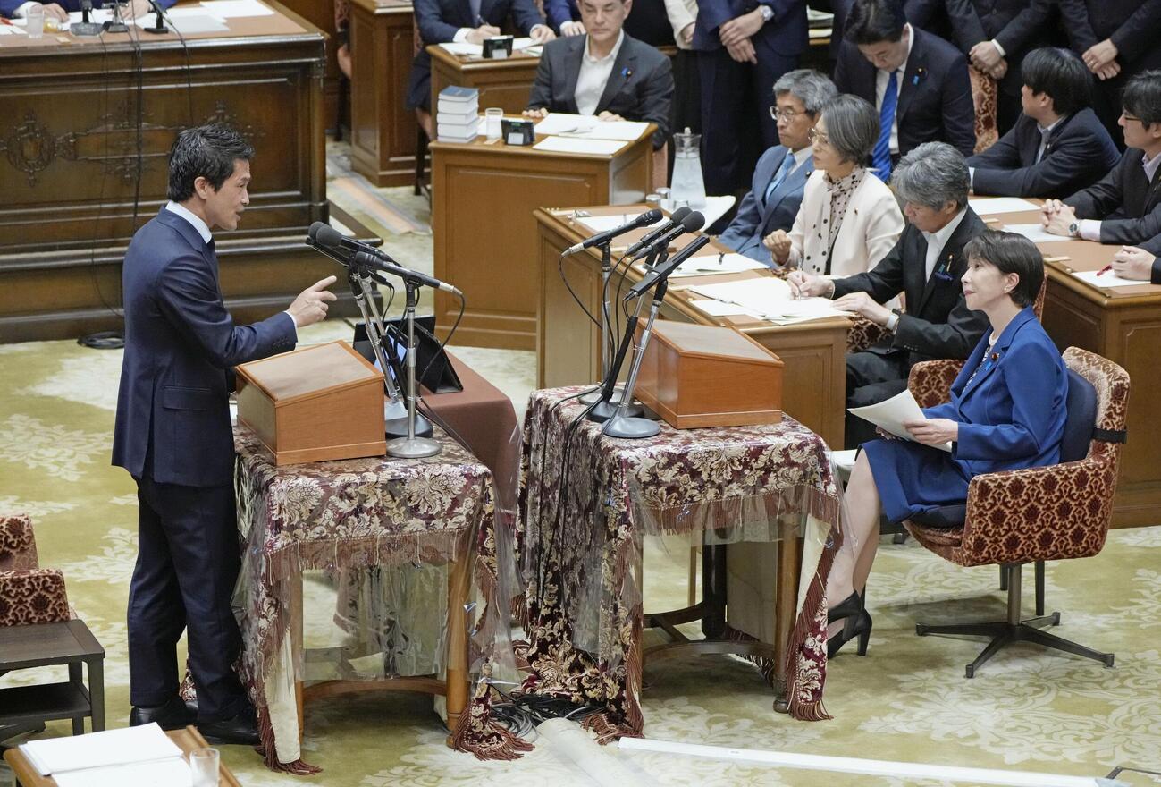 党首討論で中道改革連合の小川代表（左）の質問を聞く高市首相（共同）