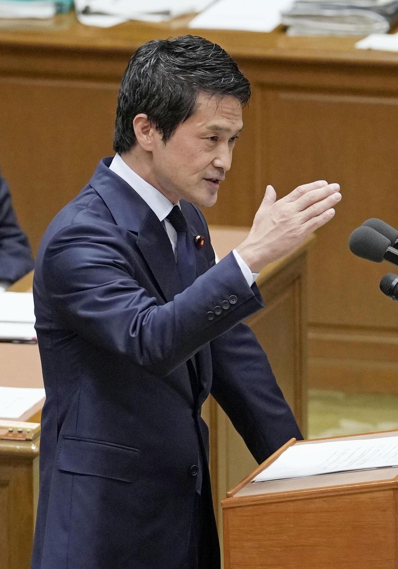 党首討論で高市首相に質問する中道改革連合の小川代表（共同）