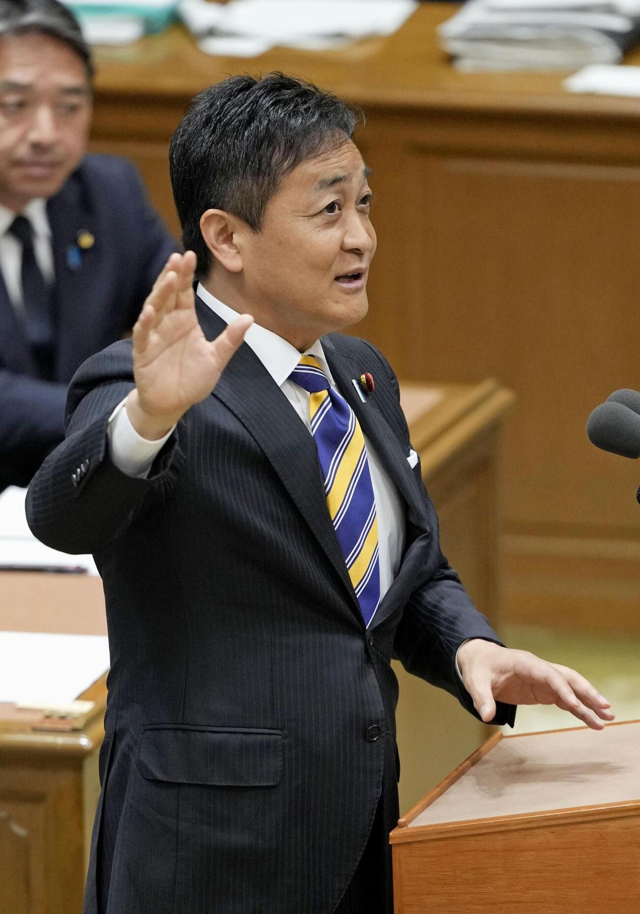 党首討論で高市首相に質問する国民民主党の玉木代表（共同）