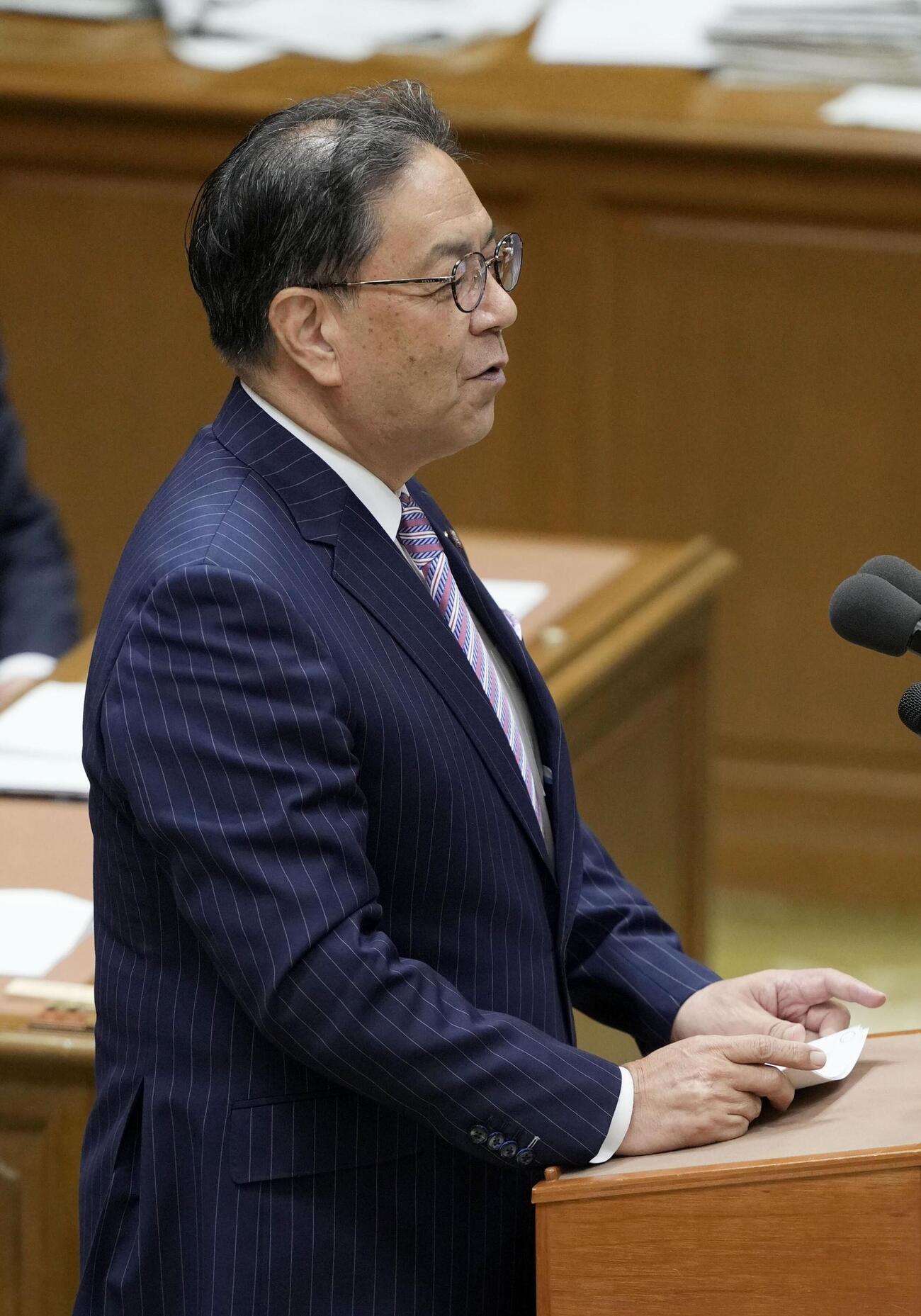 党首討論で高市首相に質問する立憲民主党の水岡代表（共同）