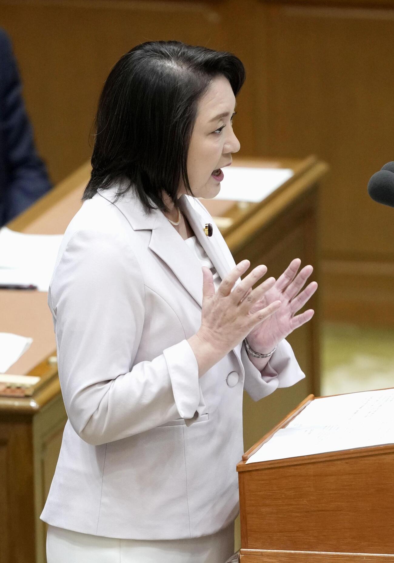党首討論で高市首相に質問する公明党の竹谷代表（共同）