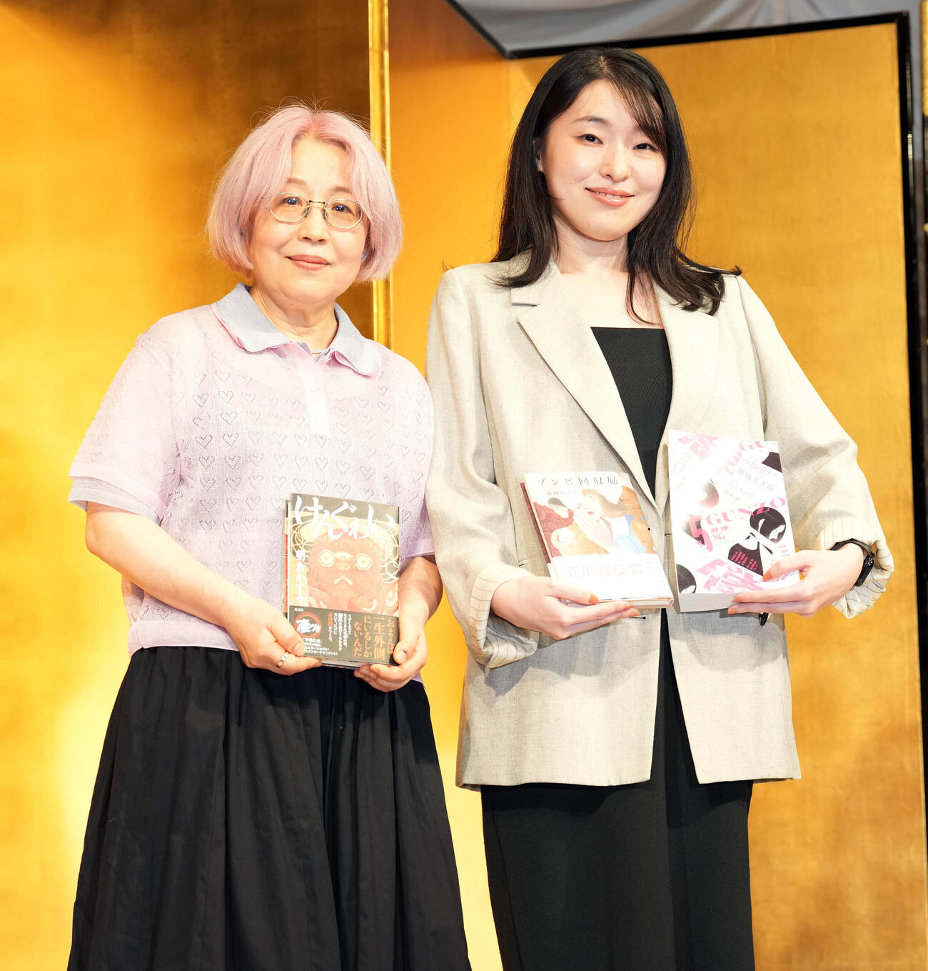 直木賞に選ばれた朝倉かすみさん（左）と芥川賞に選ばれた小砂川チトさん（撮影・小島史椰）