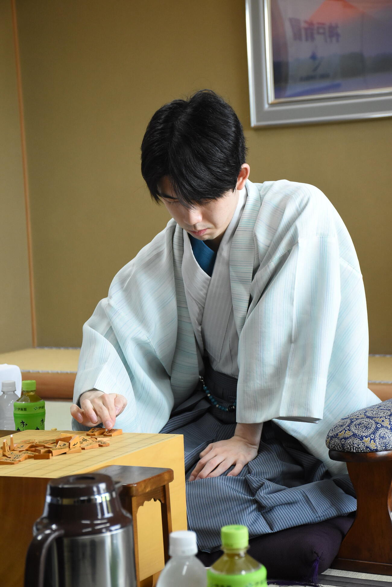 王位戦7番勝負第2局最終日に臨んだ藤井聡太王位（日本将棋連盟提供）