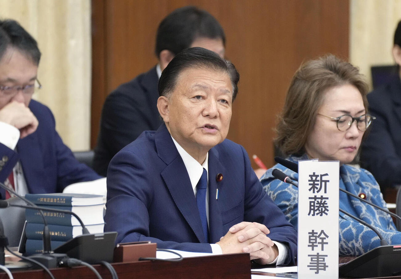 衆院憲法審査会で発言する自民党の新藤義孝氏＝16日午前（共同）