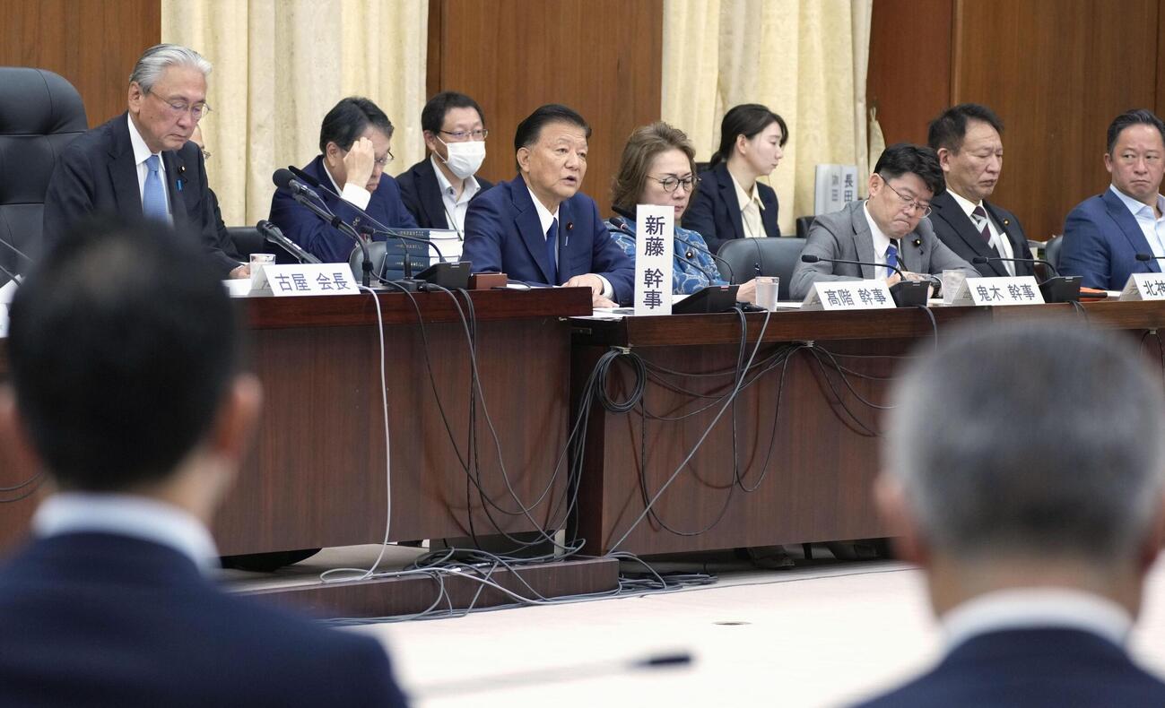 衆院憲法審査会で発言する自民党の新藤義孝氏（奥左から4人目）＝16日午前（共同）