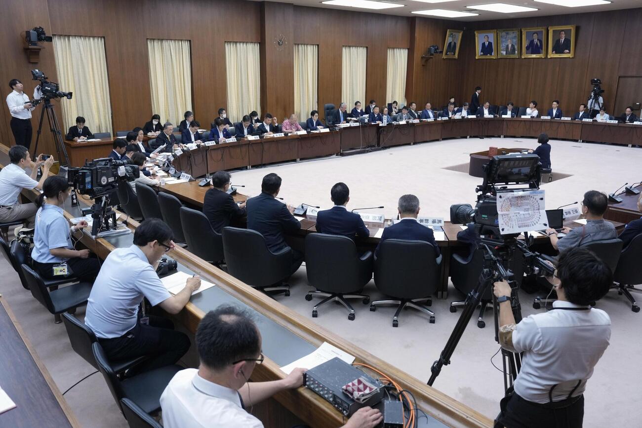 NHKによるテレビ中継が行われた衆院憲法審査会＝16日午前（共同）