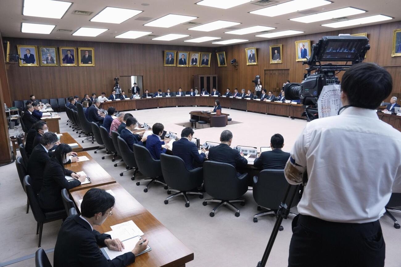 NHKによるテレビ中継が行われた衆院憲法審査会＝16日午前（共同）