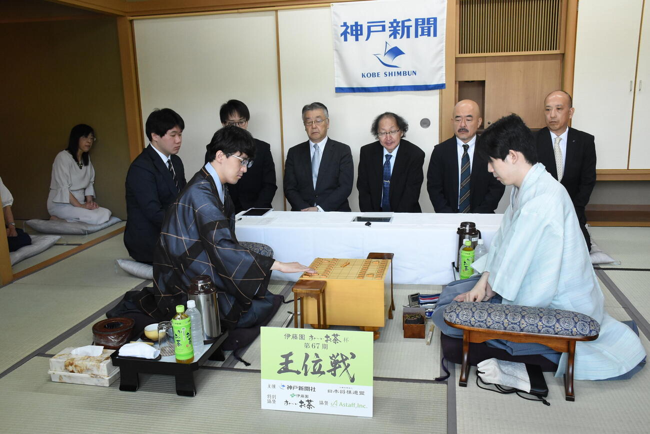 王位戦7番勝負第2局に臨んだ藤井聡太王位（右）伊藤匠2冠（日本将棋連盟提供）