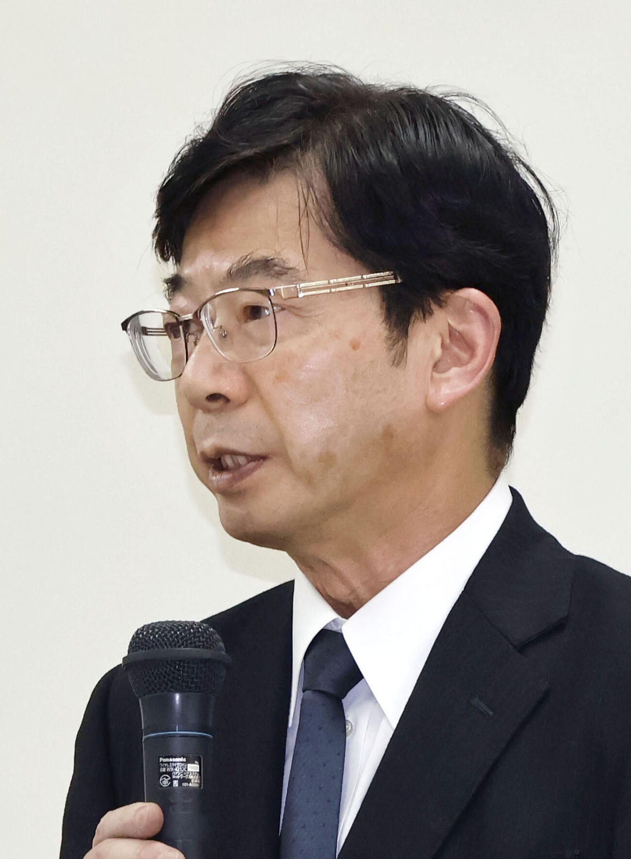 16日、記者会見する柏たなか病院の長谷川奉延病院長（共同）