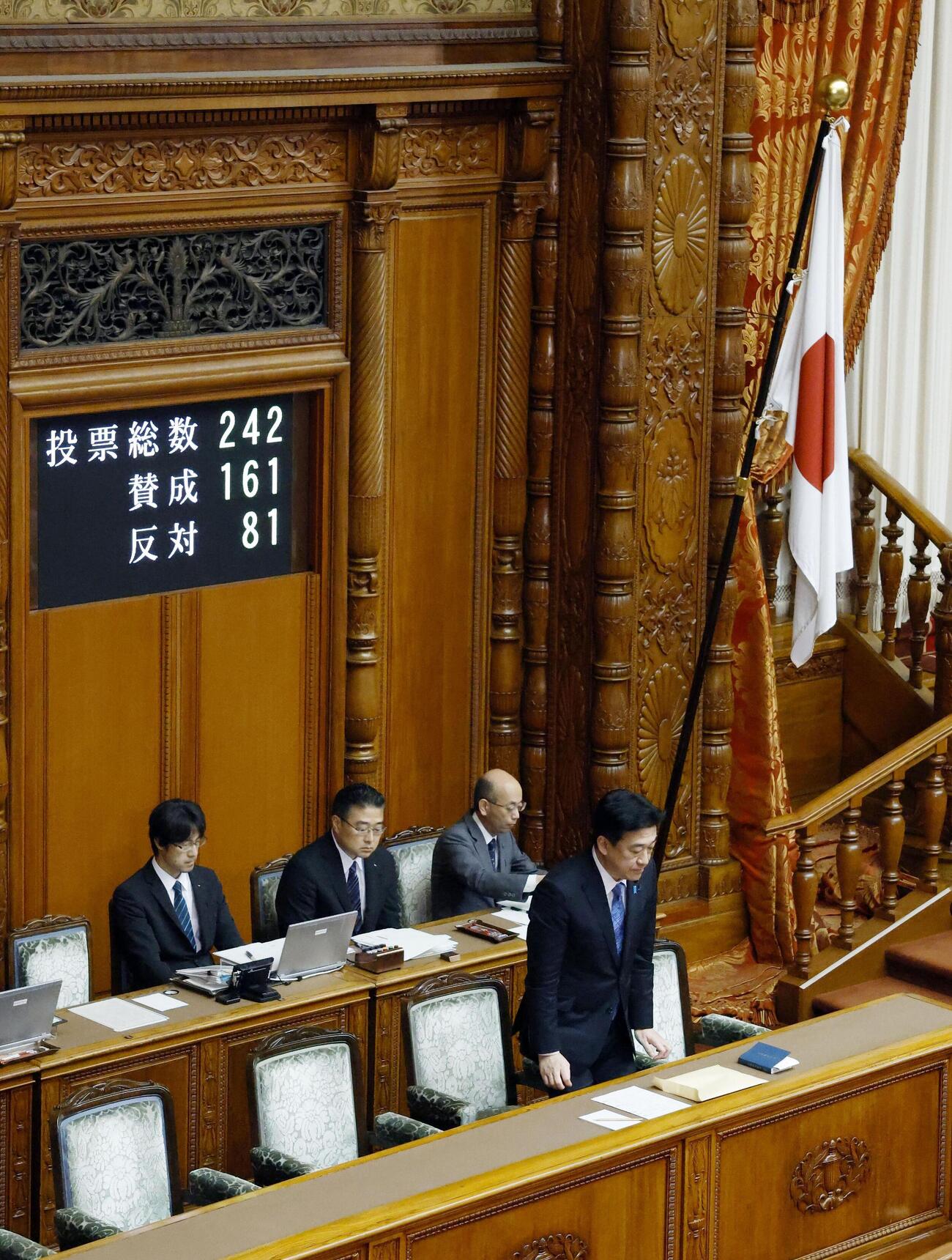 参院本会議で日本国旗損壊罪法が可決、成立され、起立する木原官房長官＝17日午前（共同）