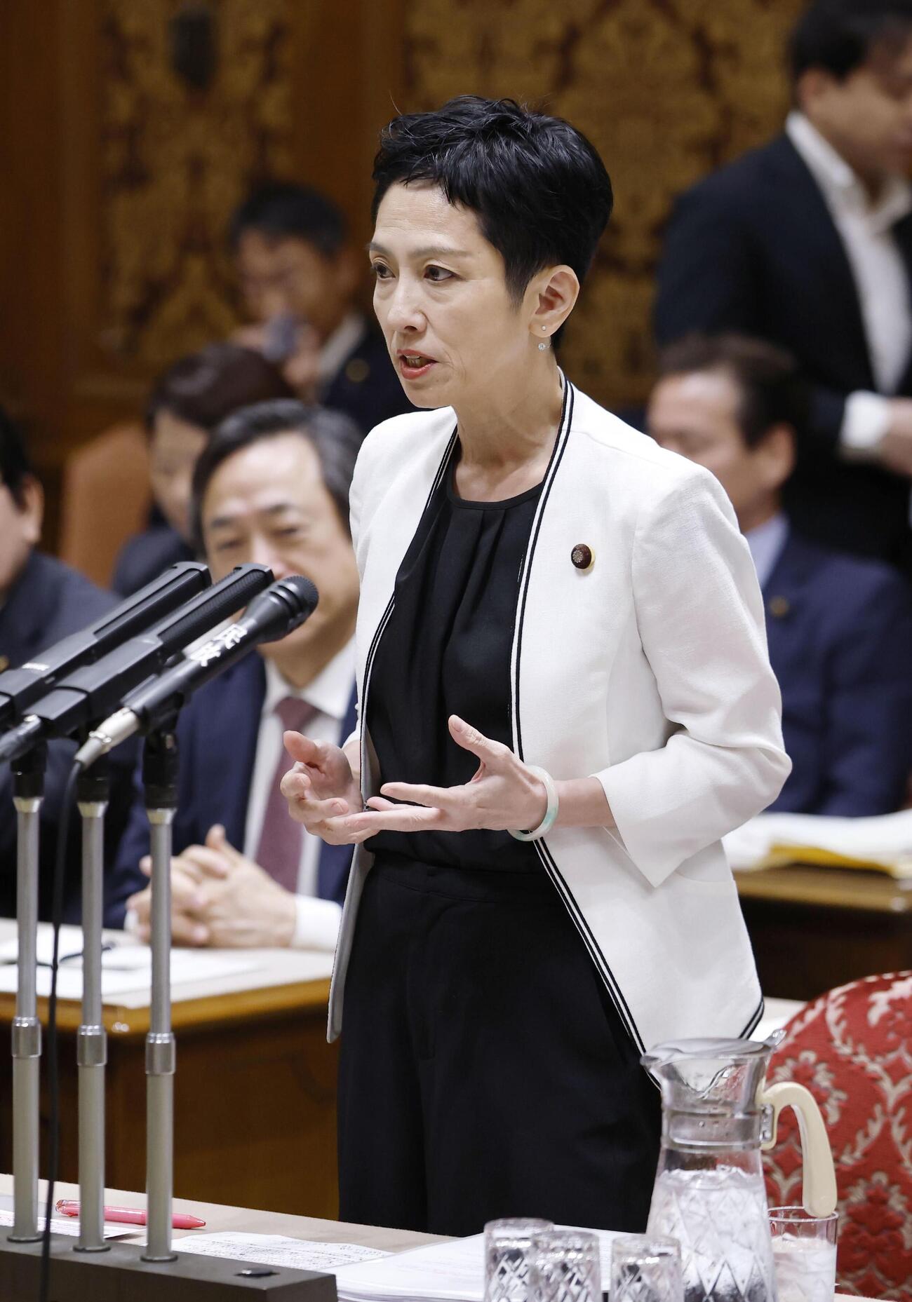 参院予算委で質問する立憲民主党の蓮舫氏（共同）