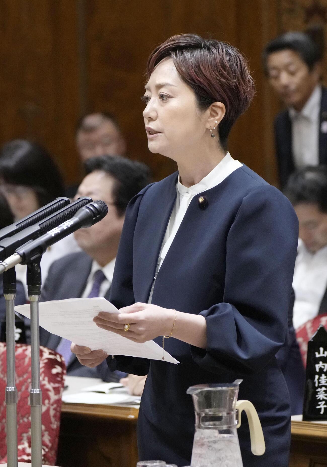 参院予算委の集中審議で質問するれいわ新選組の奥田芙美代氏＝17日午後(共同)