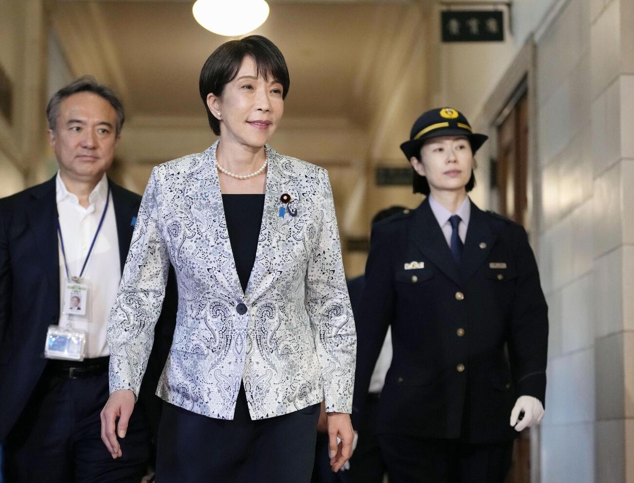 参院予算委の集中審議に向かう高市首相＝17日午後、国会(共同)
