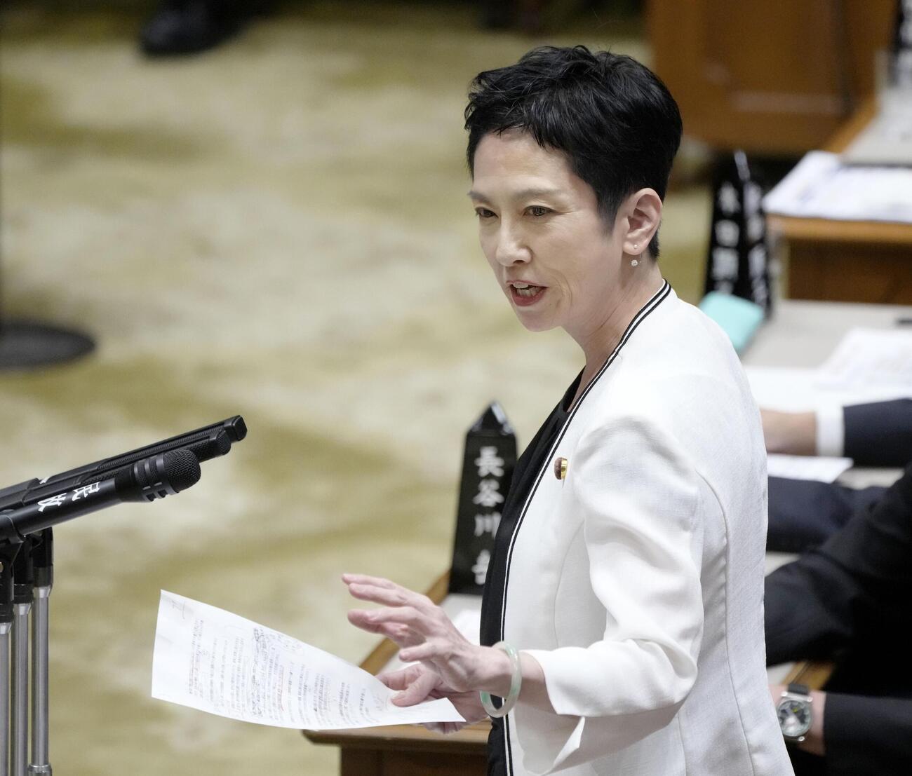 参院予算委の集中審議で質問する立憲民主党の蓮舫氏（共同）