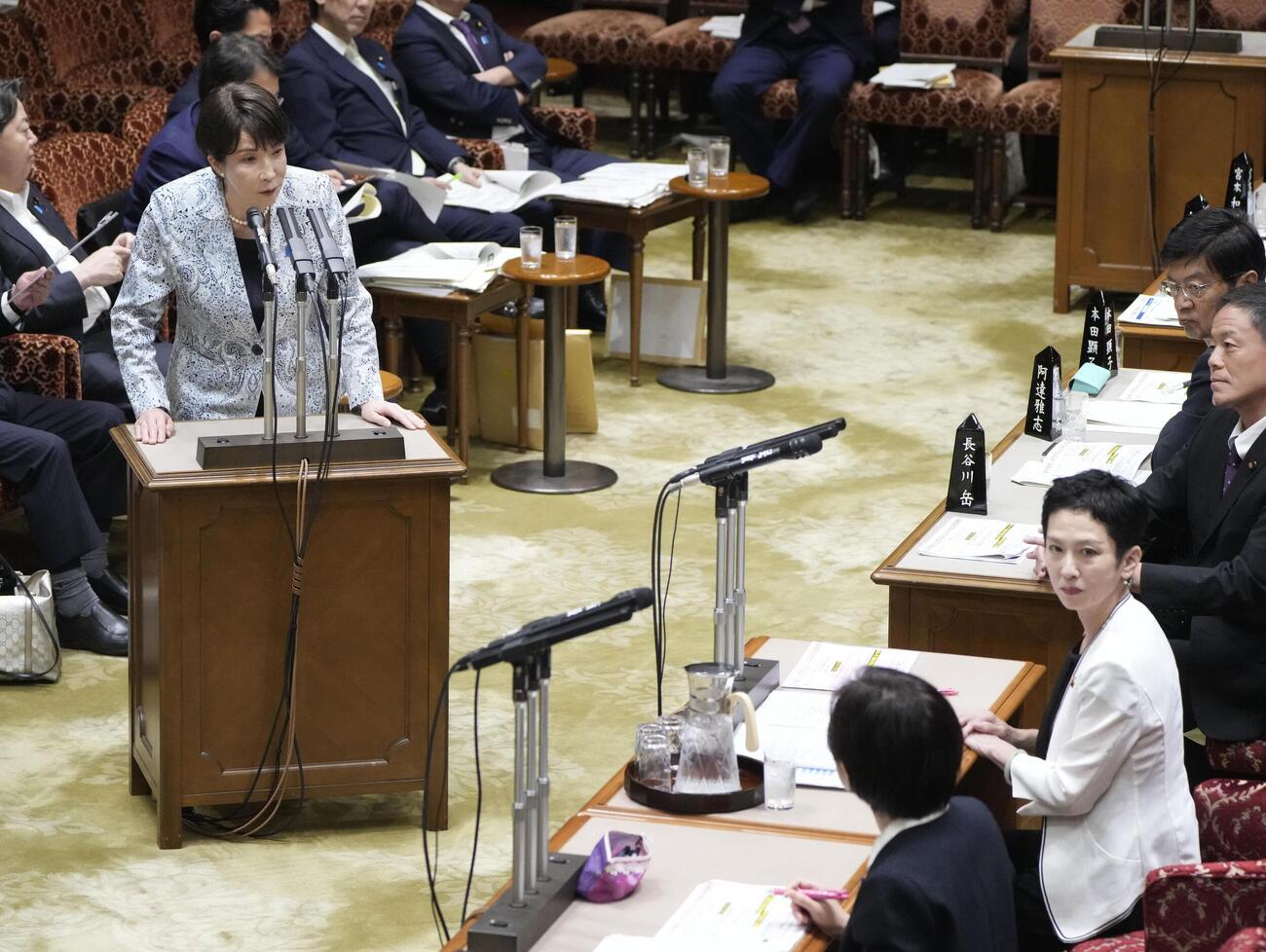 参院予算委の集中審議で立憲民主党の蓮舫氏（右手前から2人目）の質問に答弁する高市首相＝17日午後（共同）