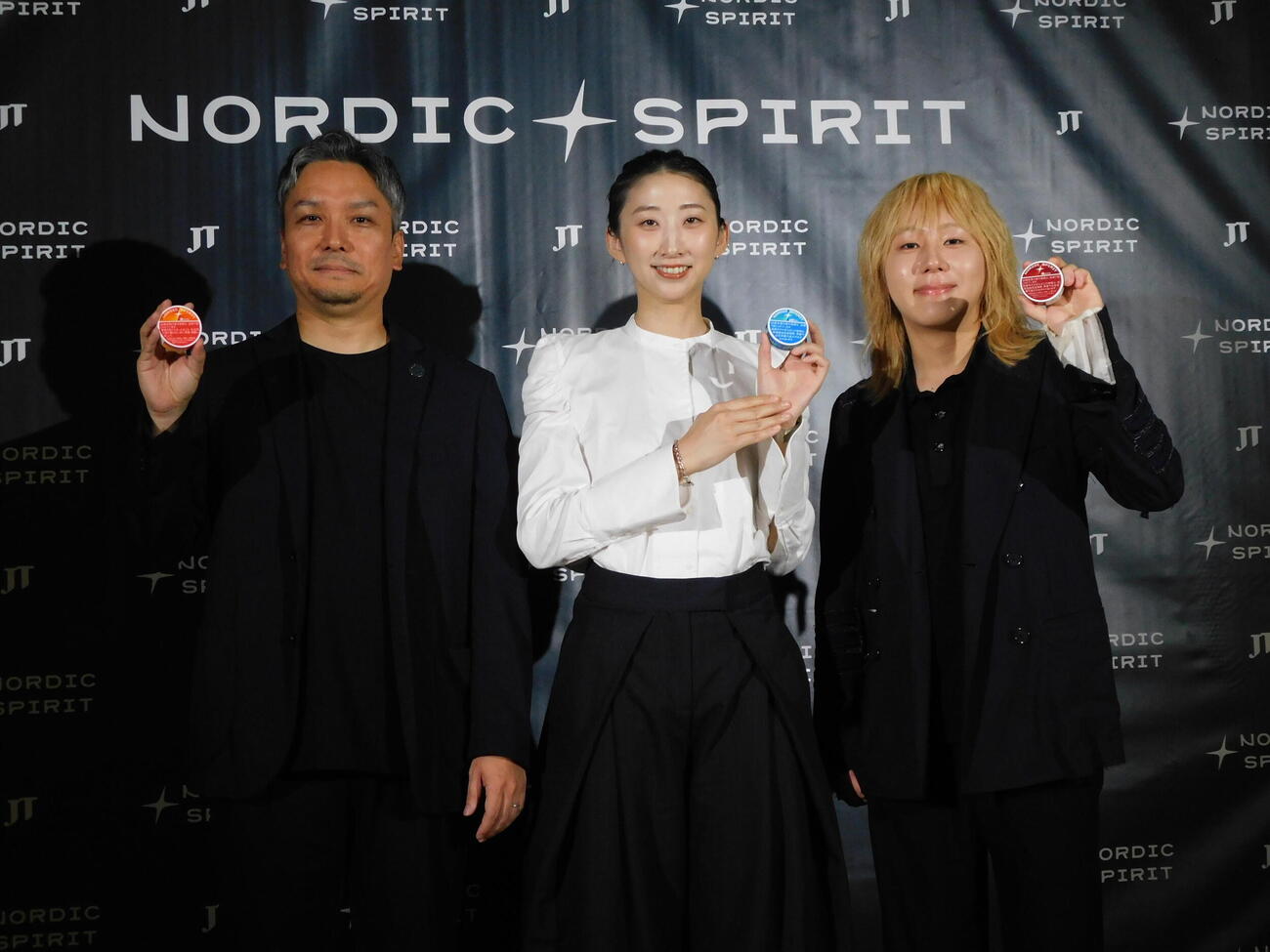 「JT×YOUTRUST岩崎由夏氏×MMBH岸谷蘭丸氏　トークイベント＆ノルディックスピリット新フレーバー先行体験会」に出席した、左からJT原賢太RRP商品企画担当部長、YOUTRUST岩崎由夏社長、インフルエンサーで実業家の岸谷蘭丸