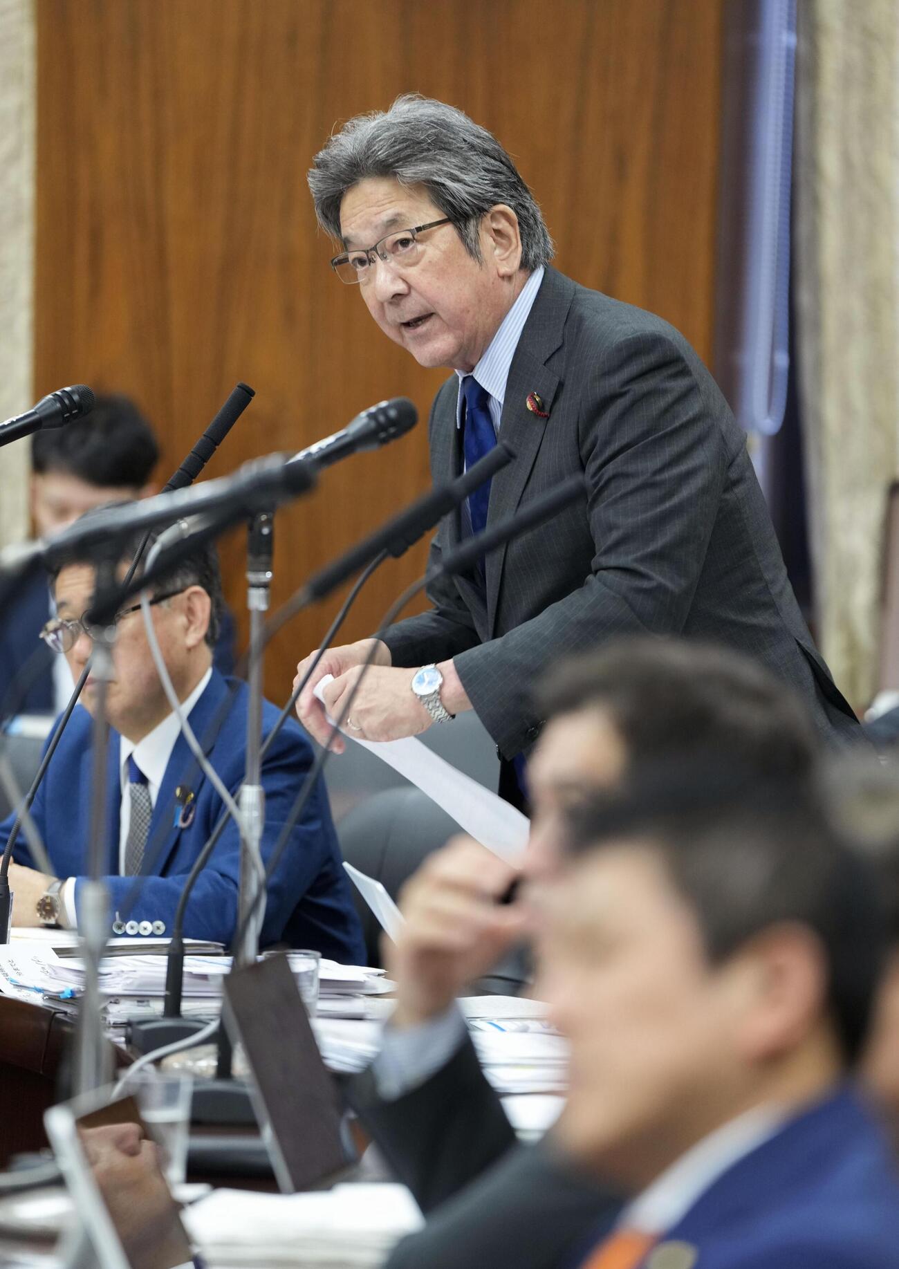 参院沖縄北方・地方特別委で質問する立憲民主党の杉尾秀哉氏（共同）