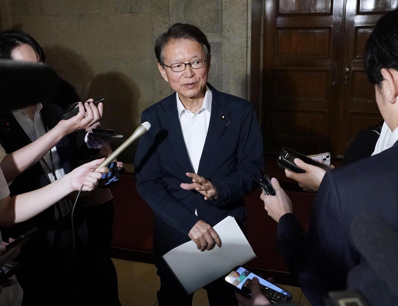 衆院予算委理事懇談会後、記者団の取材に応じる中道改革連合の長妻昭氏＝22日午後、国会