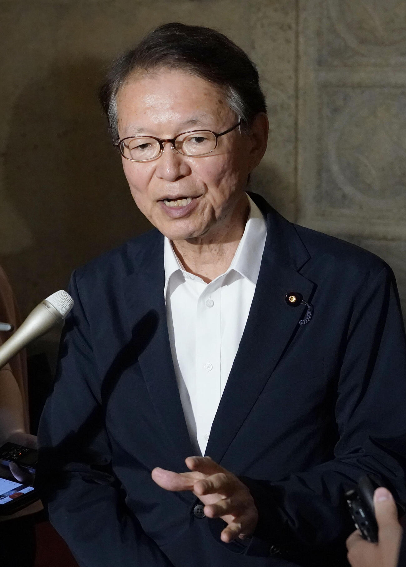 衆院予算委理事懇談会後、記者団の取材に応じる中道改革連合の長妻昭氏＝22日午後、国会