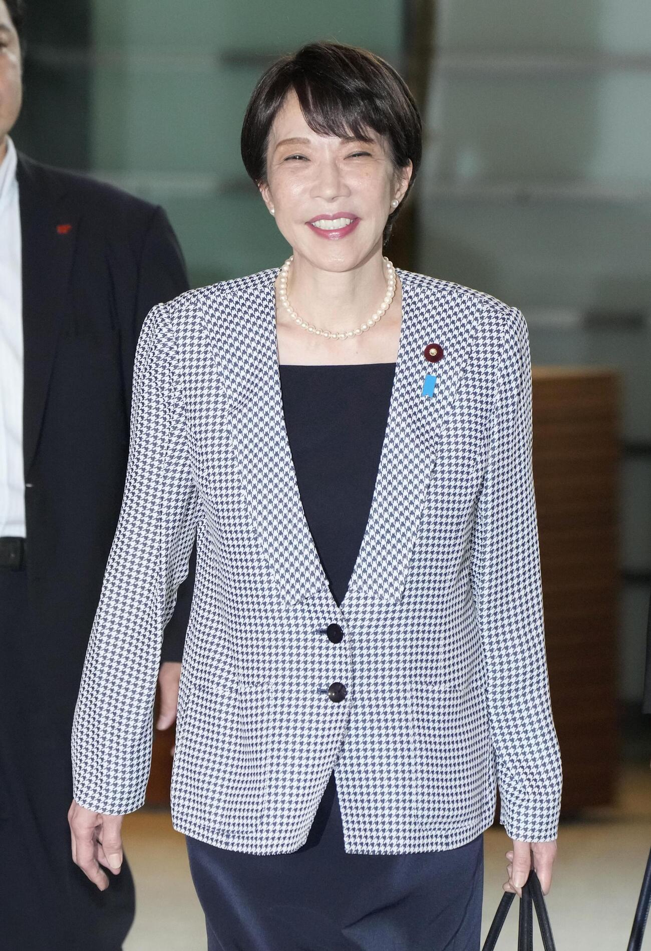 首相官邸に入る高市首相＝24日午前（共同）