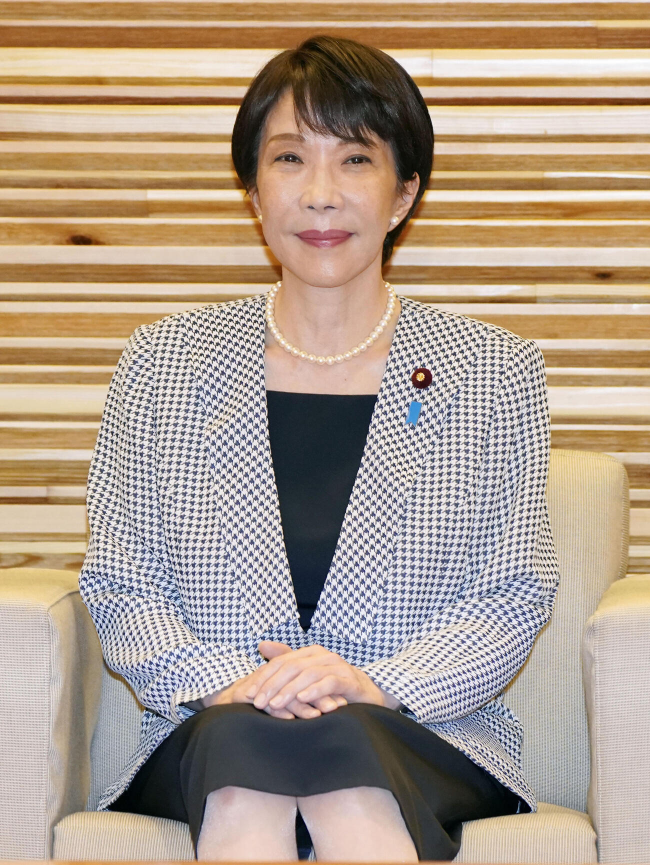 閣議に臨む高市首相＝24日午前、首相官邸（共同）