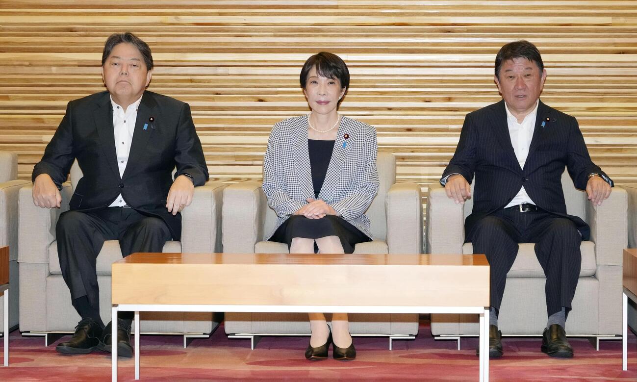 閣議に臨む（左から）林総務相、高市首相、茂木外相＝24日午前、首相官邸（共同）
