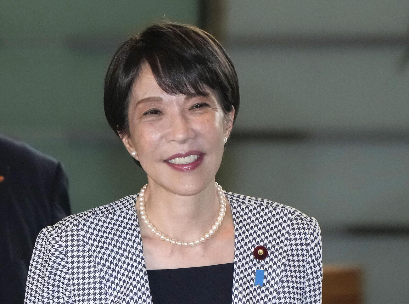 首相官邸に入る高市首相＝24日午前(共同)