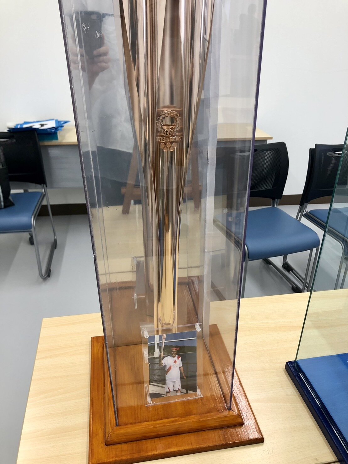 「菅原進船長をしのぶ会」で展示された、東京五輪・パラリンピックの聖火トーチ。菅原船長は聖火リレーの走者だった