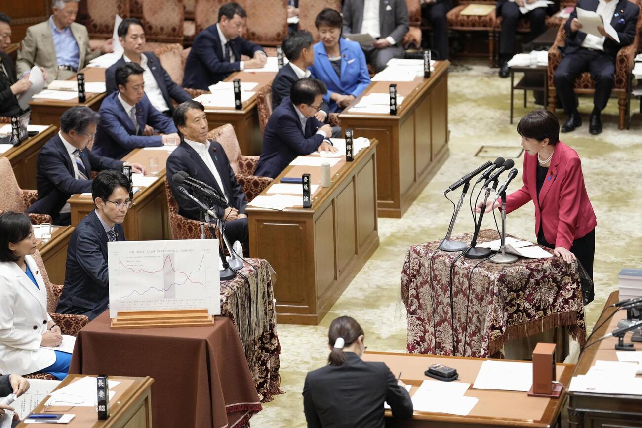 衆院予算委の集中審議で中道改革連合の階幹事長（左下から2人目）へ答弁する高市首相（共同）