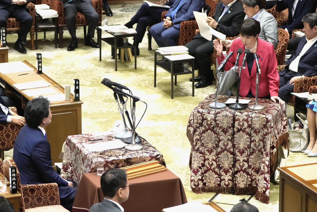 衆院予算委の集中審議で、自民党の武部新氏（左端）に答弁する高市首相（共同）