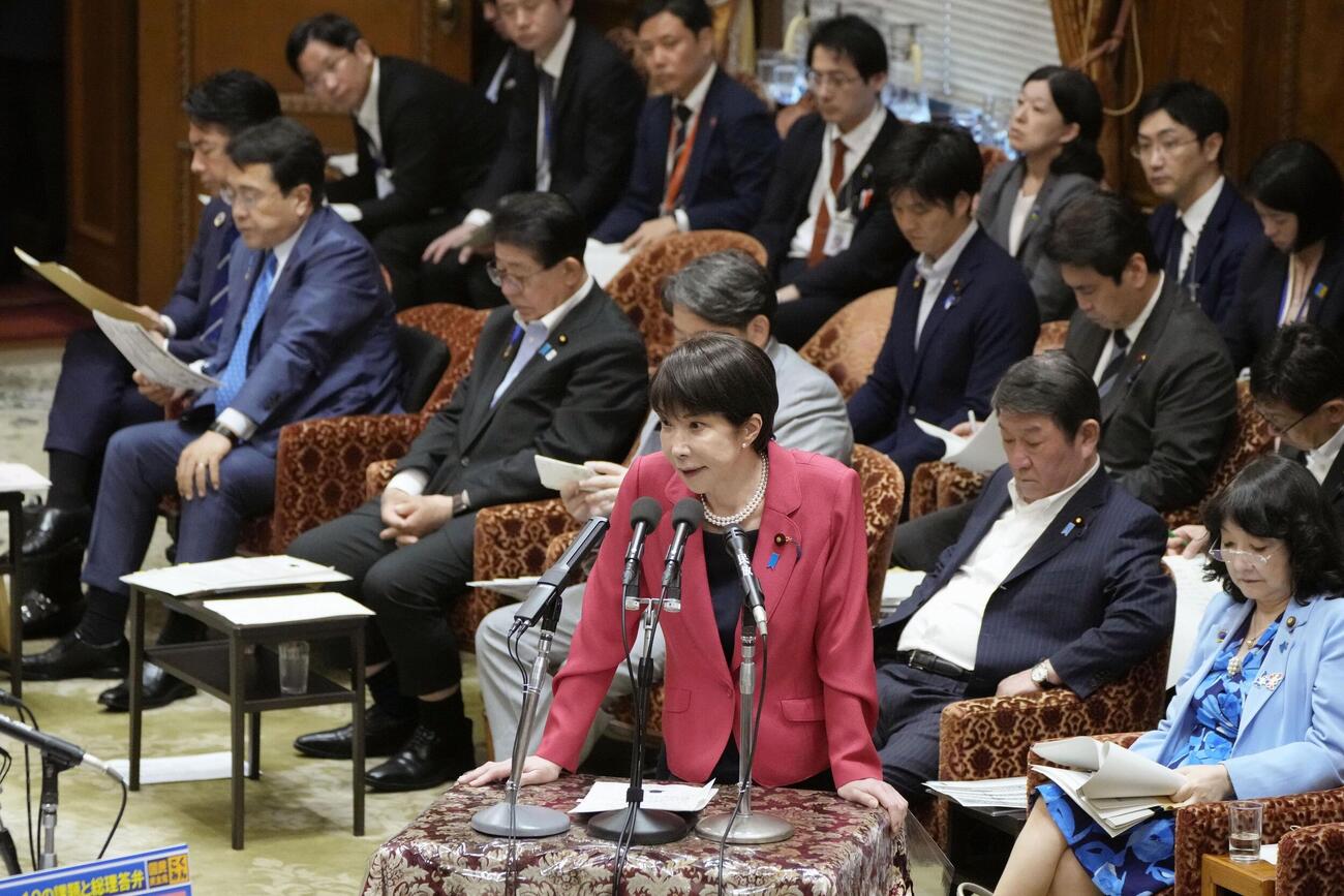 衆院予算委で答弁する高市首相（共同）