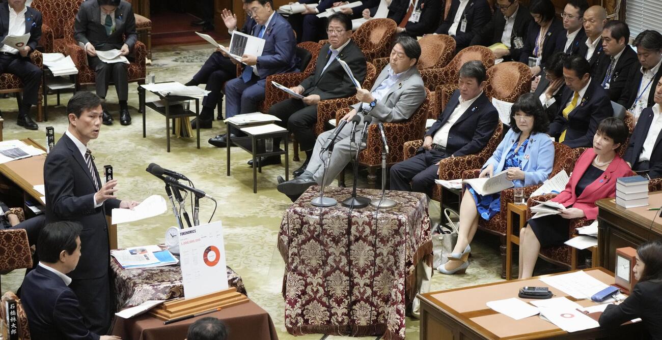 衆院予算委で中道改革連合の後藤祐一氏（手前左から2人目）の質問を聞く高市首相（同右端）（共同）