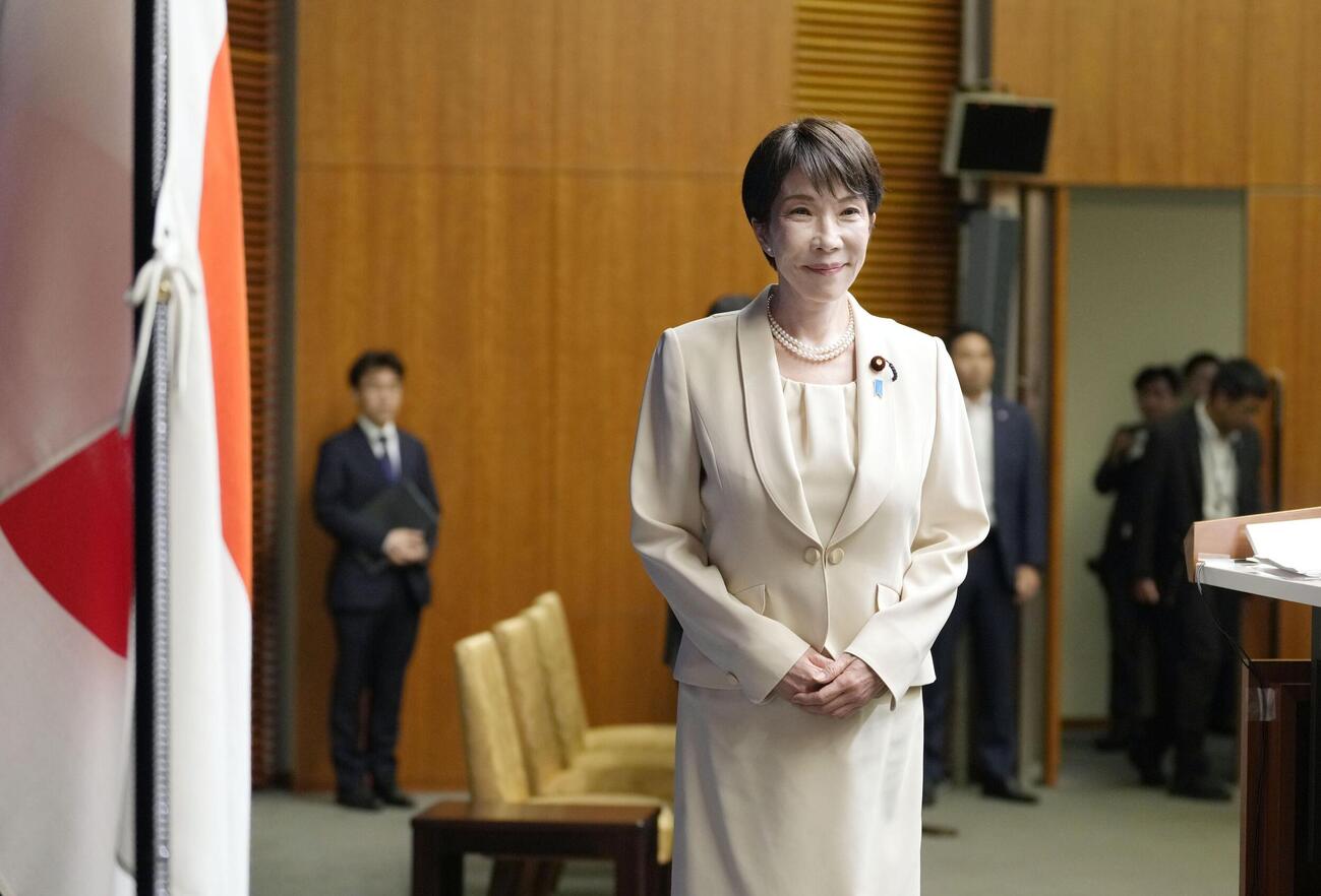 記者会見に臨む高市首相（共同）