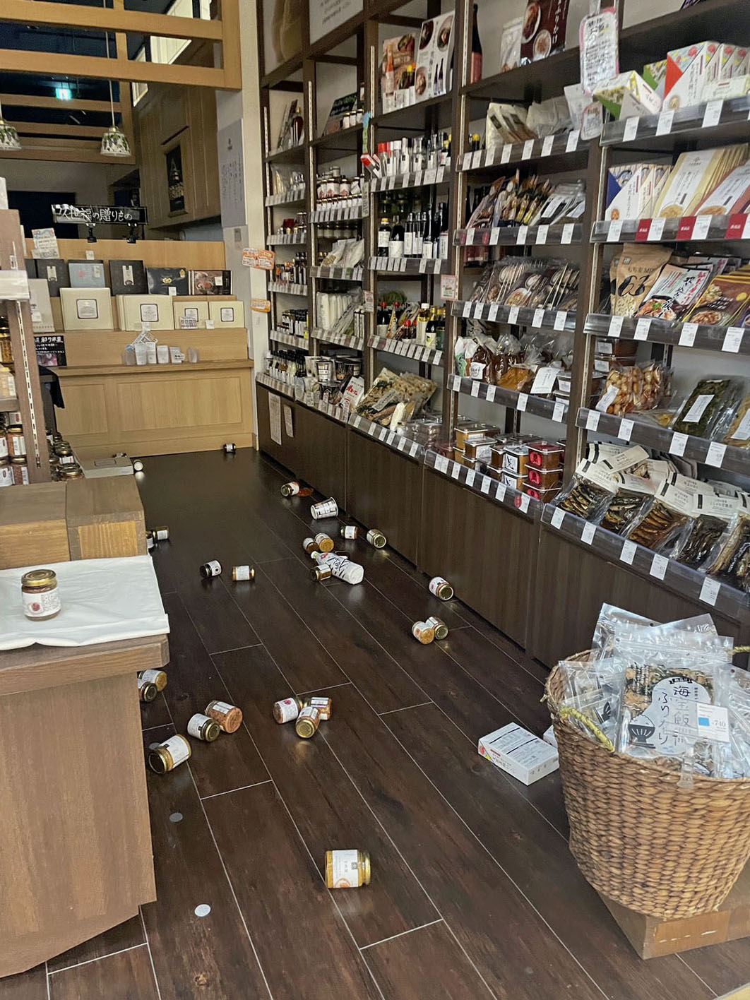 地震で棚の品物が落下したショッピングモールの店舗＝28日午後4時33分ごろ、熊本県菊陽町（提供写真）