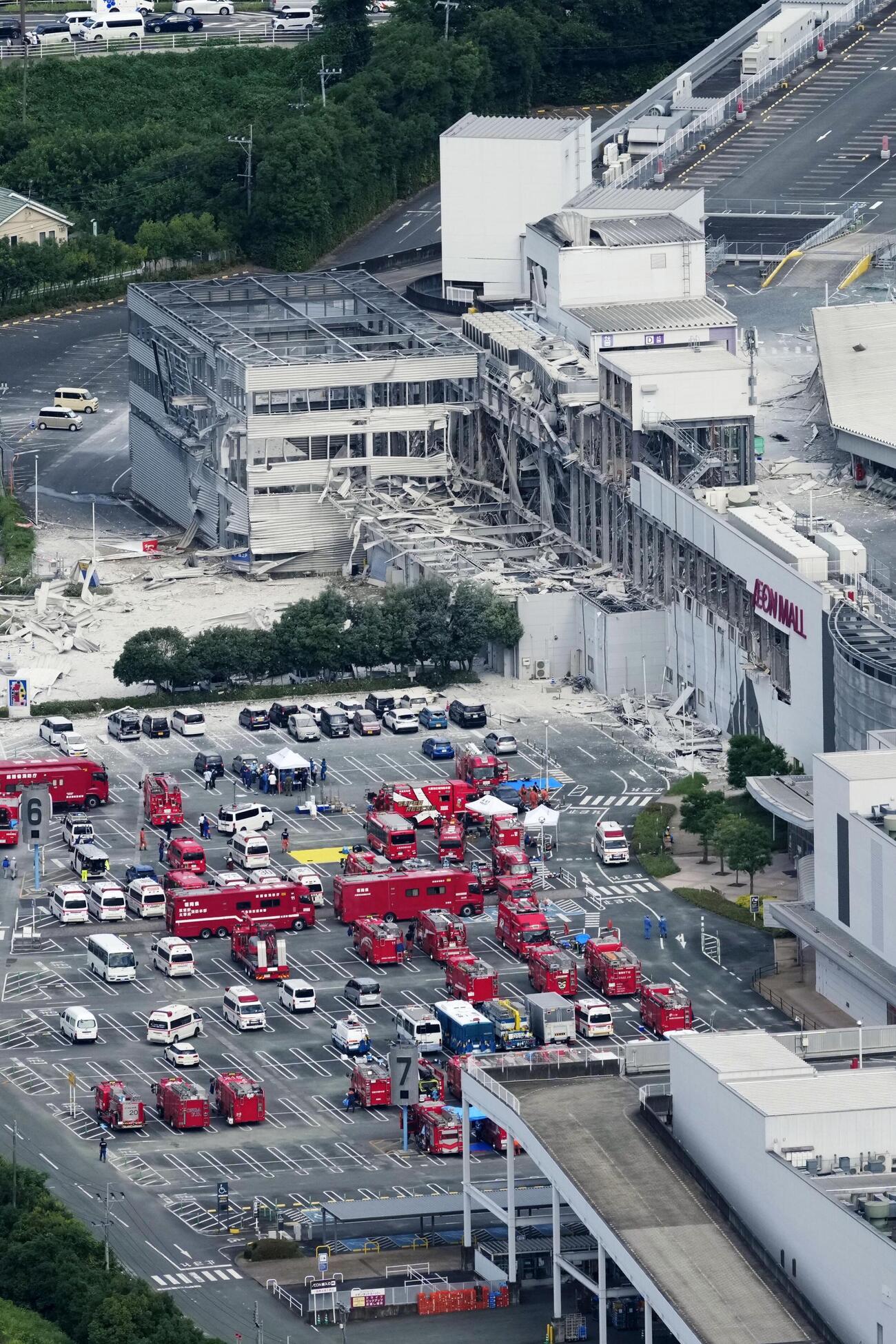 爆発が起きた大型商業施設「イオンモール熊本」に詰めかけた緊急車両（共同通信社ヘリから）