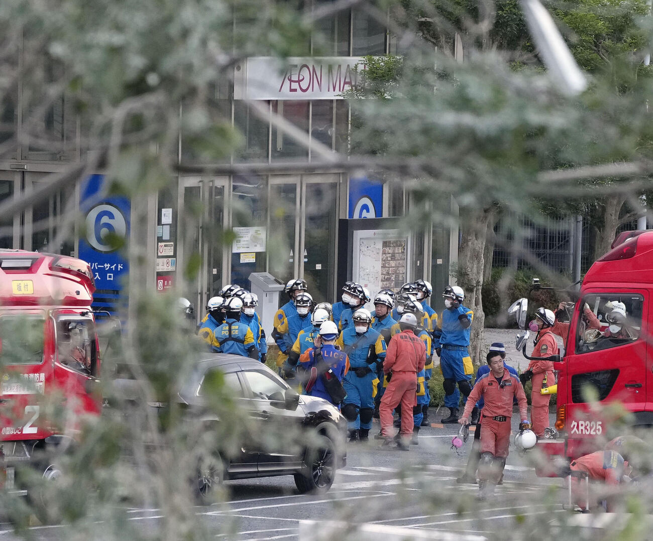 爆発が起きた大型商業施設「イオンモール熊本」で活動する警察官や消防隊員ら（共同）