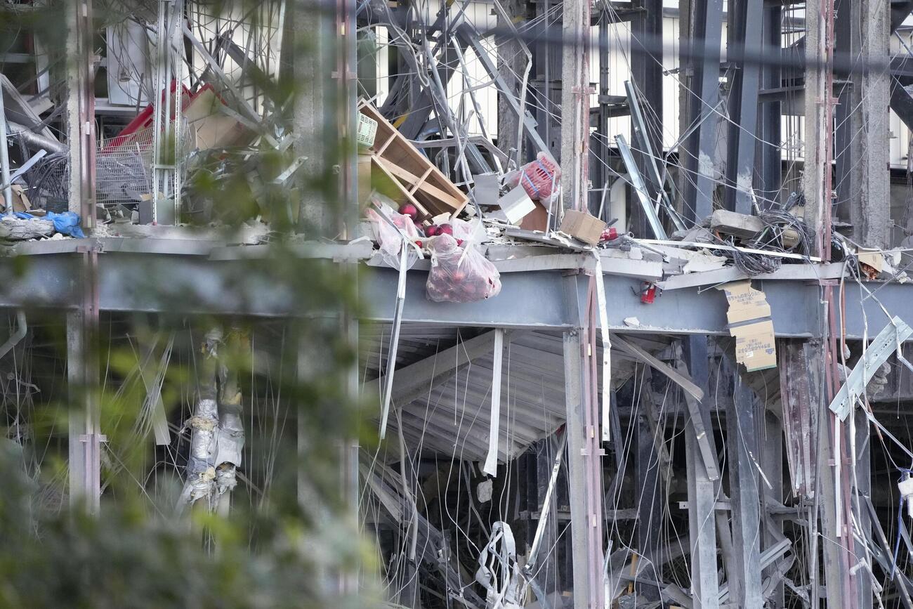 爆発のあったイオンモール熊本でむき出しになった鉄骨（共同）