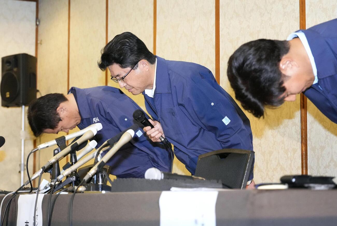 熊本市で記者会見し、「イオンモール熊本」の爆発について謝罪するイオンの吉田昭夫社長（中央）ら（29日、共同）