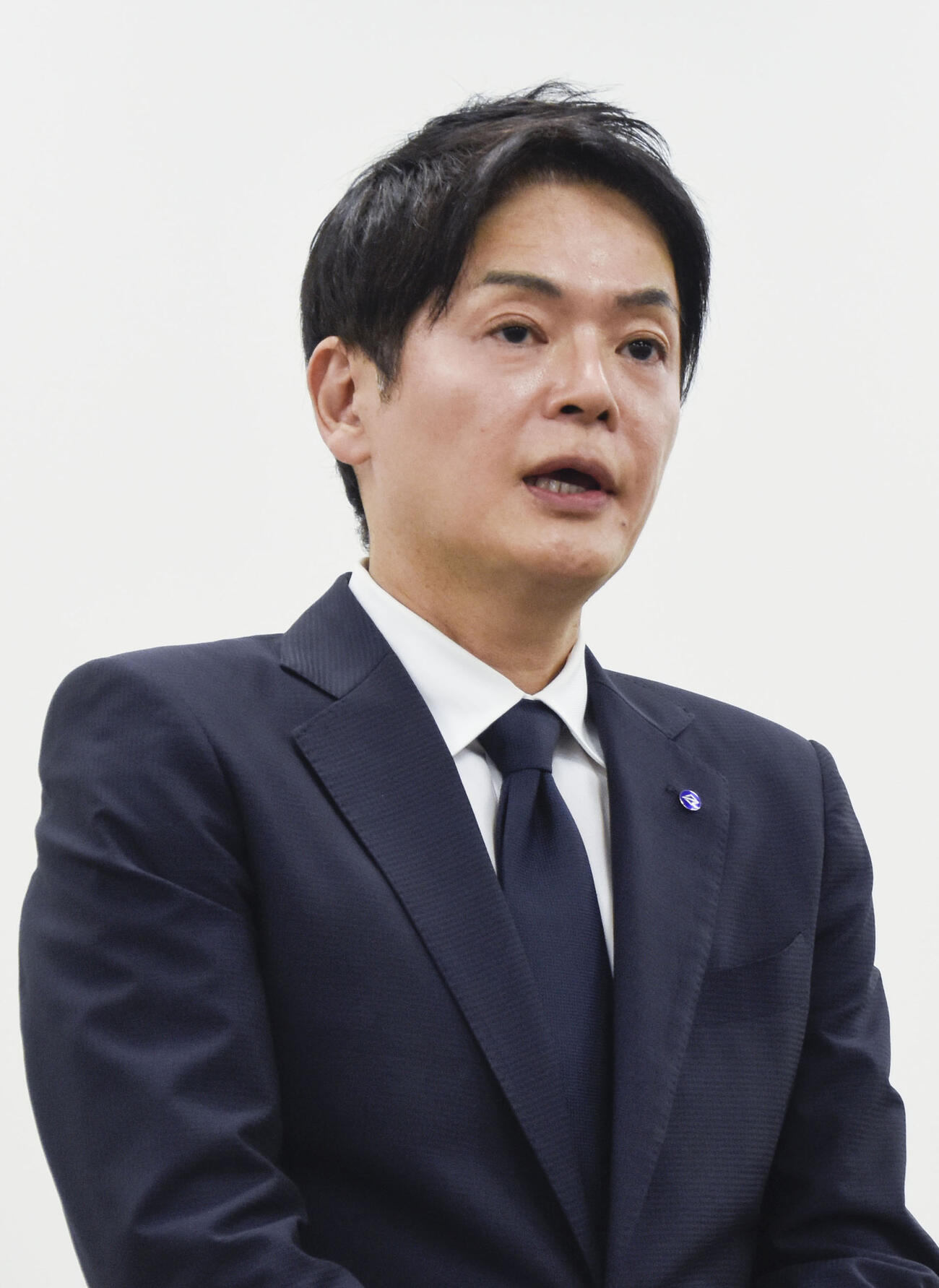 第三者調査結果を受け取材に応じる山中竹春横浜市長＝30日午後、横浜市役所(共同)