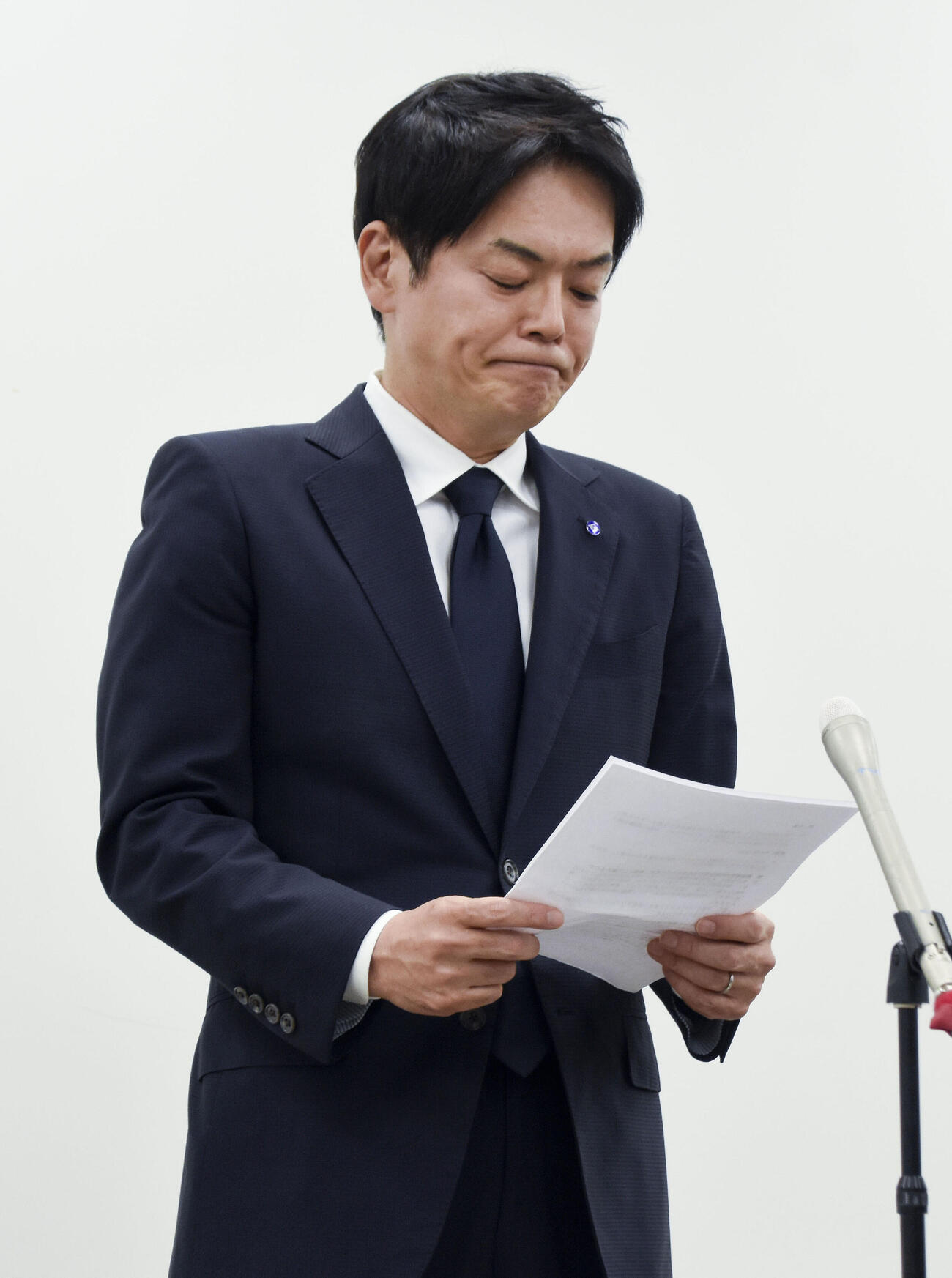 第三者調査結果を受け取材に応じる山中竹春横浜市長＝30日午後、横浜市役所(共同)