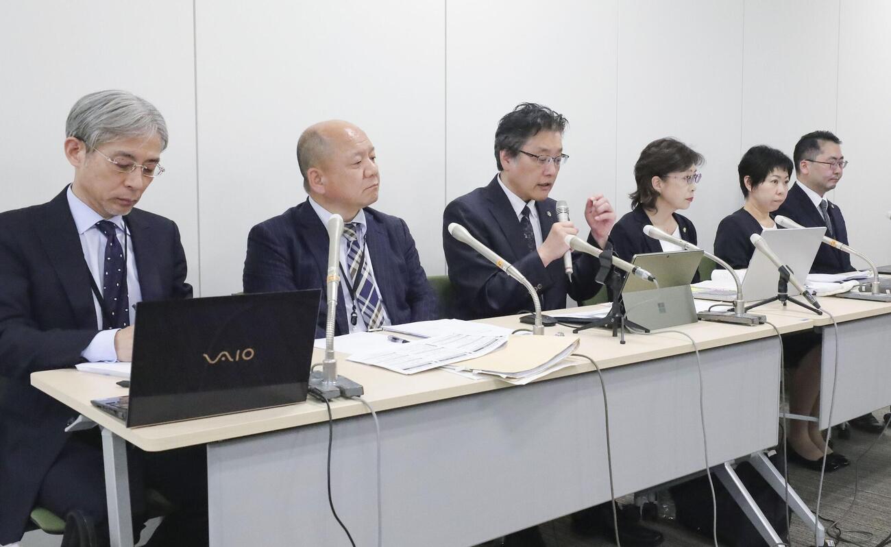 記者会見する調査委員の弁護士ら＝30日午後、横浜市中区(共同)