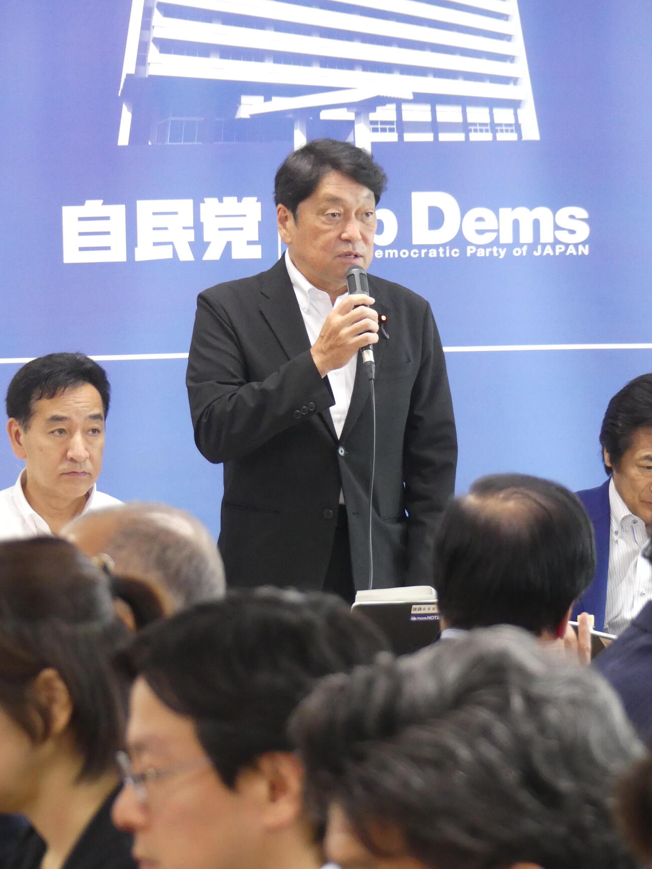 消費税をめぐる自民党の会合冒頭であいさつする小野寺五典・党税調会長（撮影・中山知子）