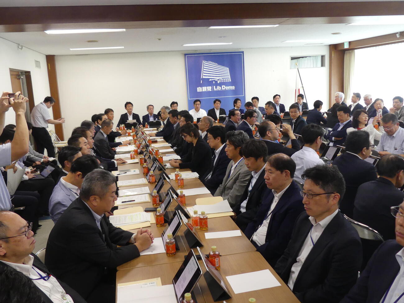 消費税をめぐり自民党本部で開かれた会合には大勢の所属議員が詰めかけた（撮影・中山知子）